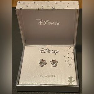 Disney Minnie Mouse “bowtiful” stud earrings.